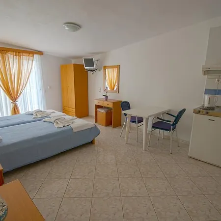 Maria - Renovating Brand New For 2026 公寓式酒店